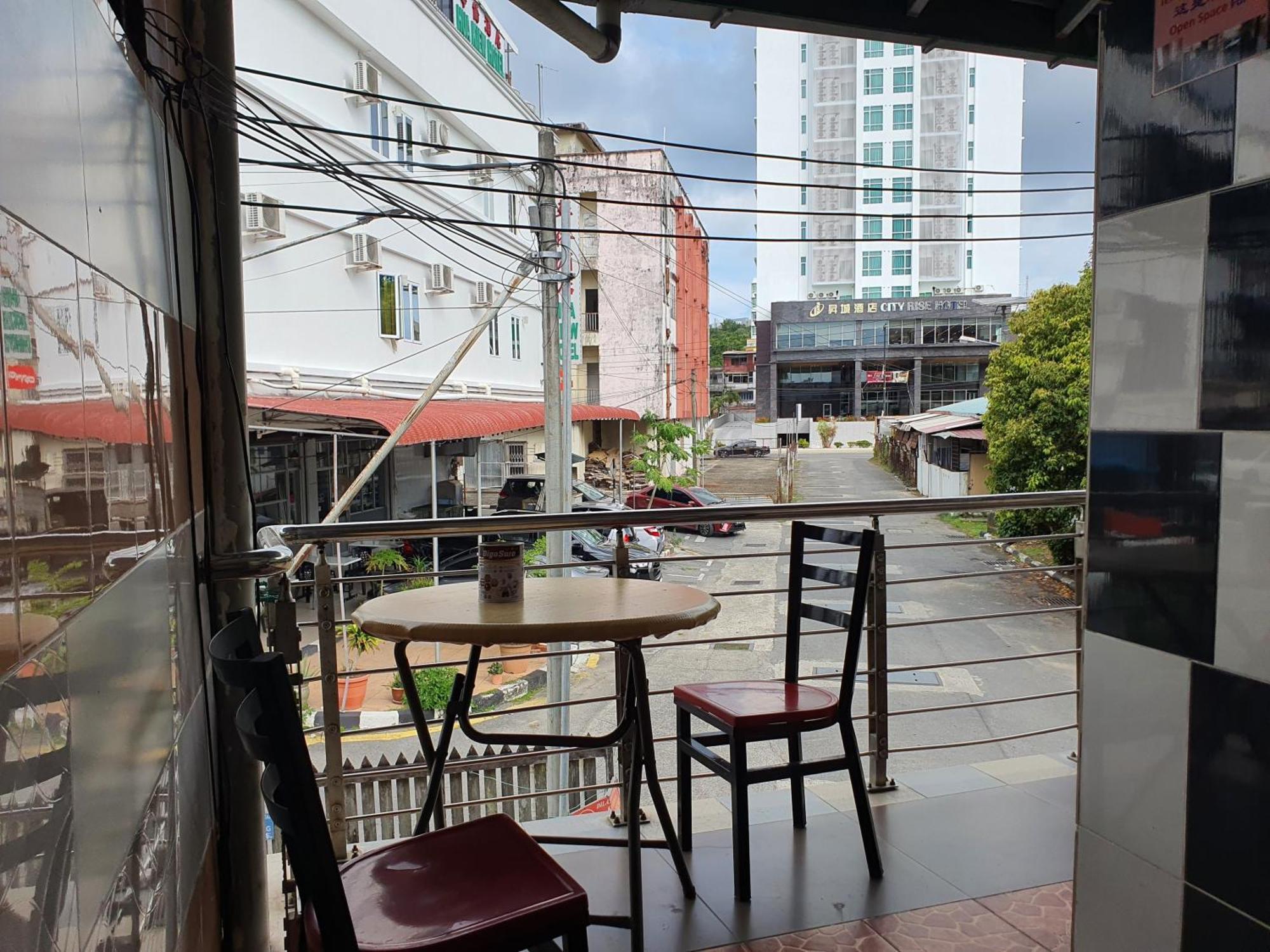 Oyo 90972 Jj Homestay Miri Zewnętrze zdjęcie