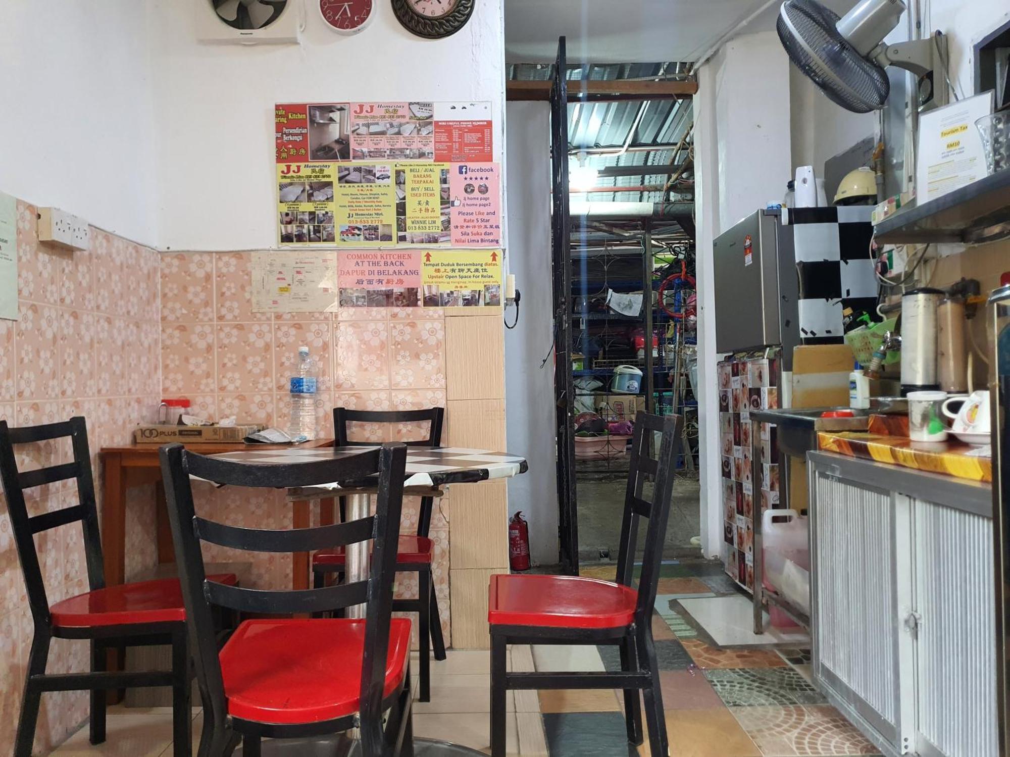 Oyo 90972 Jj Homestay Miri Zewnętrze zdjęcie